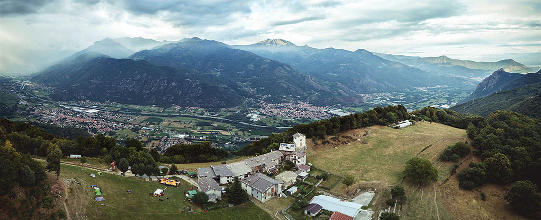 In volo sulla bassa valle di Susa. A sinistra Borgone e Sant'Antonino, a destra la Sacra. In primo piano borgata Mura (Vaie) - 01.09.18 #fotodelgiorno di Alessandro Ainardi (Festiv4l)